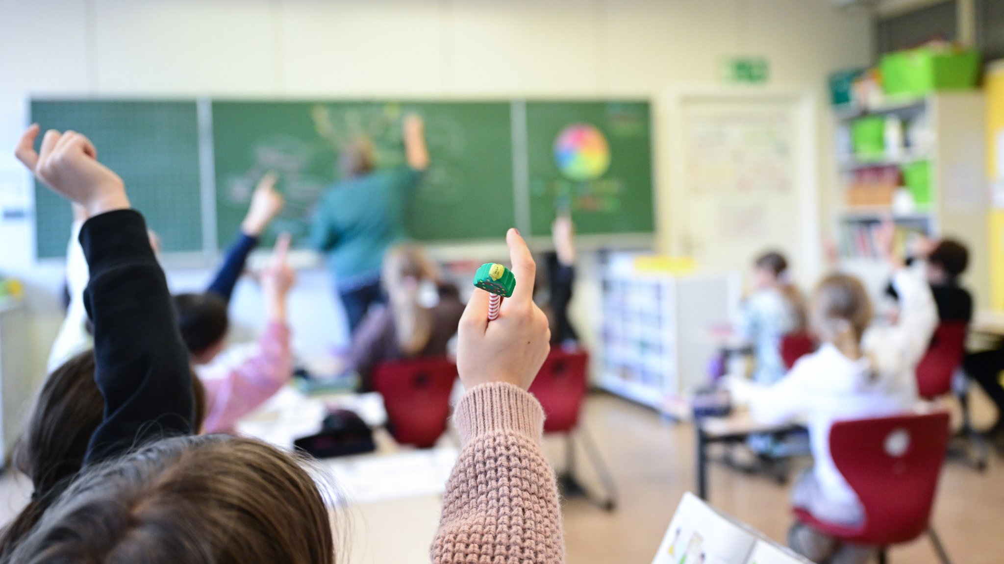 Schüler der vierten Klasse einer Grundschule melden sich