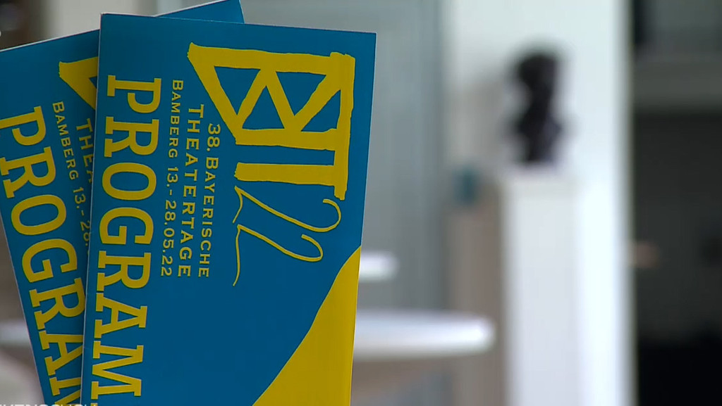 Zwei blau-gelbe Programmhefte mit der Aufschrift "38. Bayerische Theatertage".