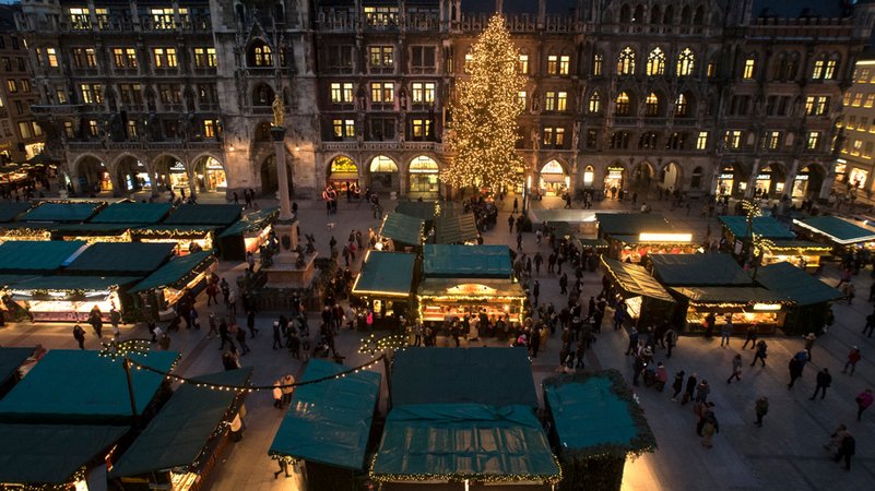 Zu Zeiten vor der Corona-Pandemie und Energiekrise sah der Münchner Weihnachtsmarkt am Rathaus so aus: herrlich beleuchtet. 