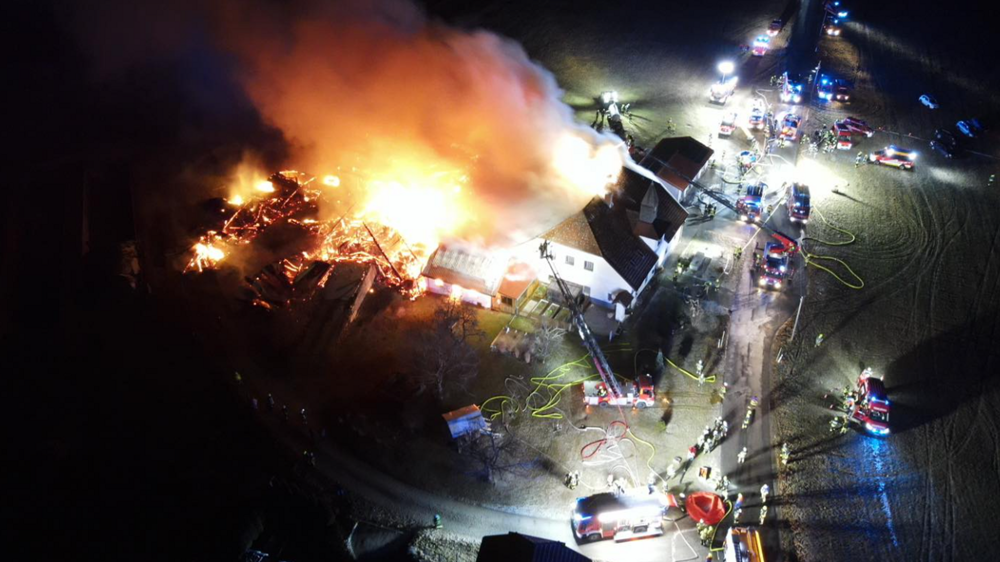 Der Brand von oben. Mehrere Gebäude brennen. Viele Feuerwehren sind vor Ort. 