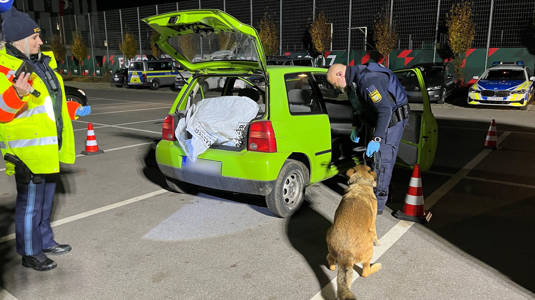 Polizisten bei der Durchsuchung eines Autos