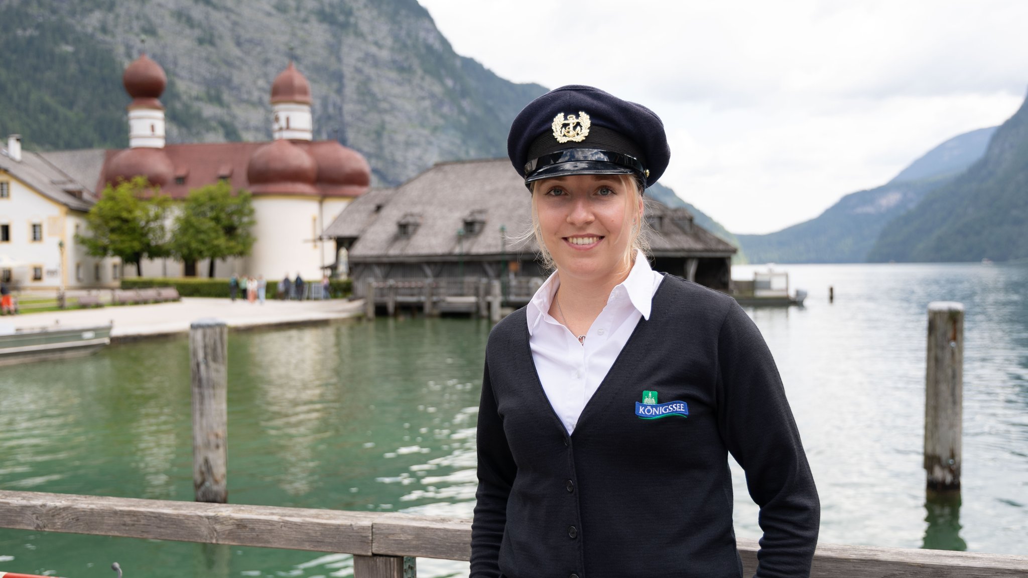 Lena Barofke mit Kapitänsmütze am Königsseeufer in St. Bartholomä | Bild: Franz Neumayr Lena Barofke mit Kapitänsmütze am Königsseeufer in St. Bartholomä