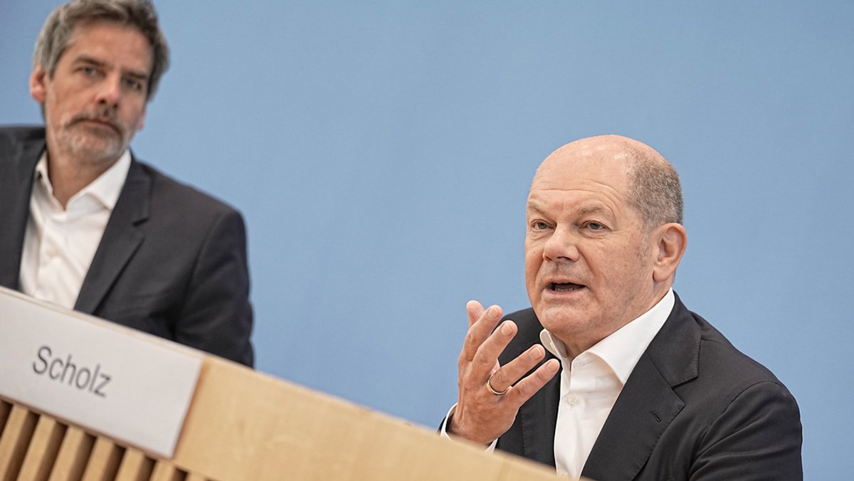 Bundeskanzler Olaf Scholz (SPD, r) spricht neben Steffen Hebestreit, Sprecher der Bundesregierung (Archivaufnahme)