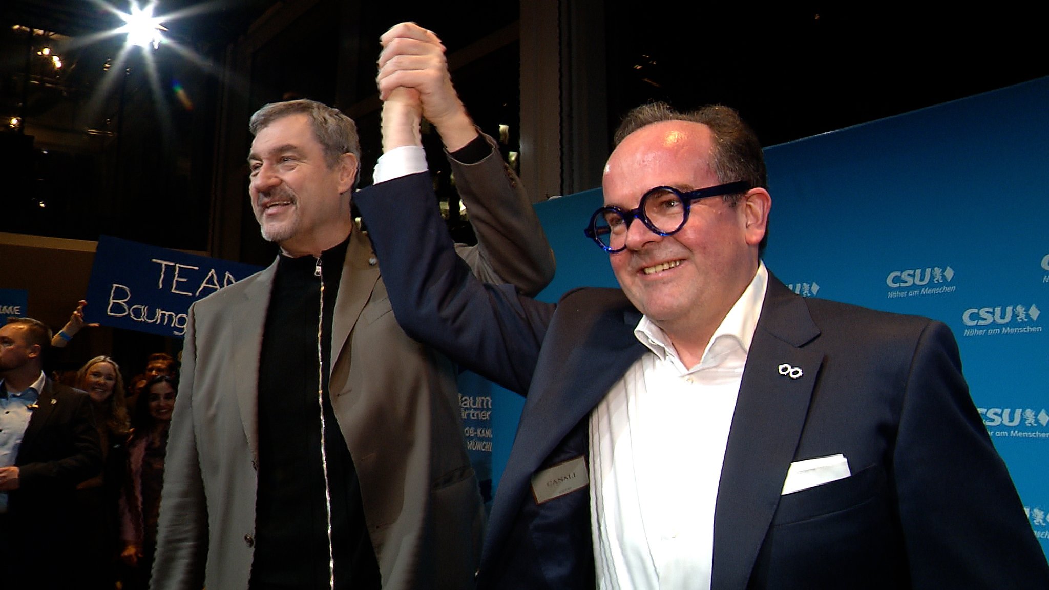 CSU-Chef Markus Söder und der Münchner Oberbürgermeisterkandidat der CSU, Clemens Baumgärnter, recken die Hände in die Luft. | Bild: BR CSU-Chef Markus Söder und der Münchner Oberbürgermeisterkandidat der CSU, Clemens Baumgärnter, recken die Hände in die Luft.