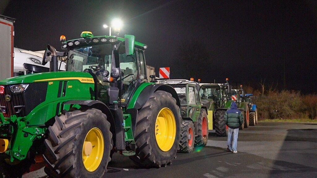Archivbild, 14.12.2025: In Eggolsheim demonstrieren Landwirte mit Traktoren gegen die Preispolitik eines Discounters. Foto: Malte Tiedemann/NEWS5/dpa