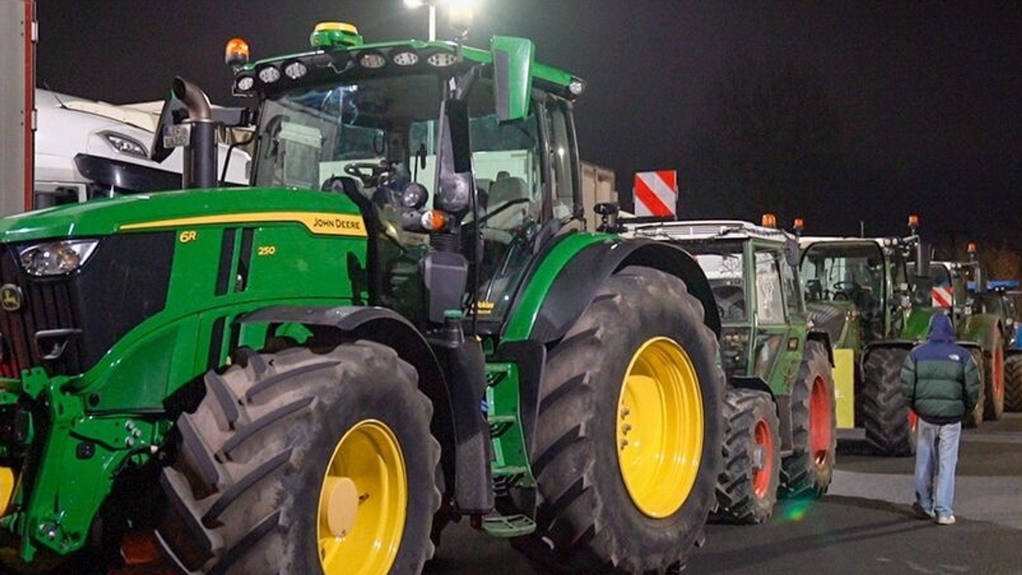 Archivbild, 14.12.2025: In Eggolsheim demonstrieren Landwirte mit Traktoren gegen die Preispolitik eines Discounters. Foto: Malte Tiedemann/NEWS5/dpa | Bild: dpa-Bildfunk/Malte Tiedemann Archivbild, 14.12.2025: In Eggolsheim demonstrieren Landwirte mit Traktoren gegen die Preispolitik eines Discounters. Foto: Malte Tiedemann/NEWS5/dpa