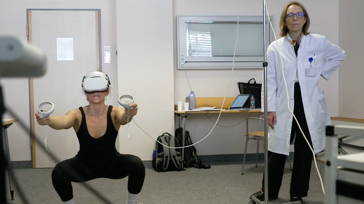 Patientin Adriana Salazar übt mit einer VR-Brille unter Aufsicht von Prof. Dr. Heike Rittner