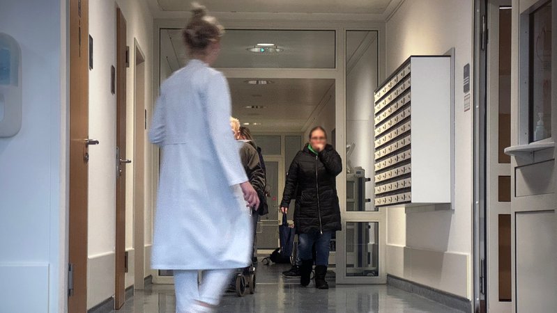 Symbolbild: Patientenaufnahme in einem Flur von einem Krankenhaus | Bild: picture alliance / SVEN SIMON | Frank Hoermann / SVEN SIMON Symbolbild: Patientenaufnahme in einem Flur von einem Krankenhaus