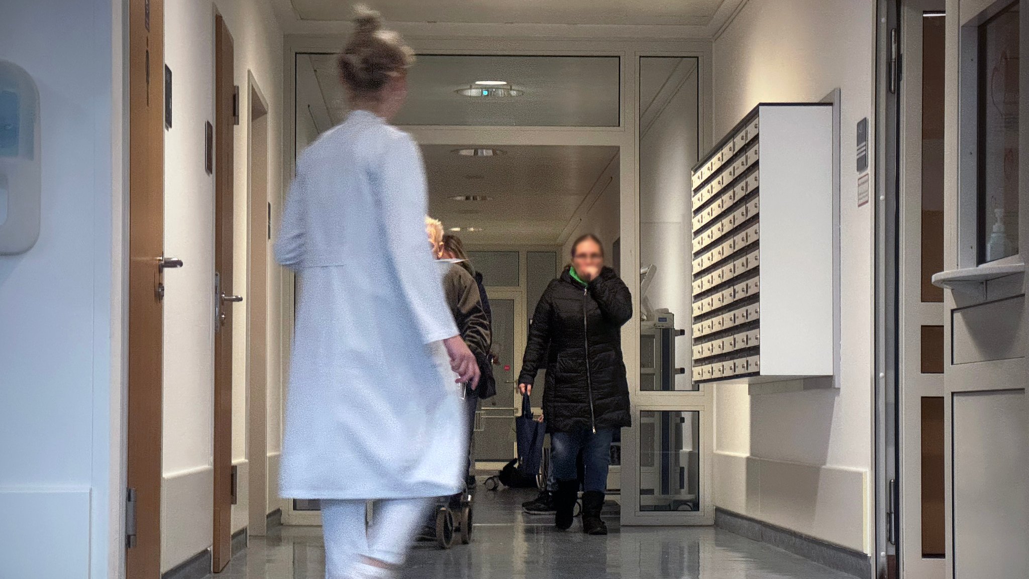 Symbolbild: Patientenaufnahme in einem Flur von einem Krankenhaus | Bild: picture alliance / SVEN SIMON | Frank Hoermann / SVEN SIMON Symbolbild: Patientenaufnahme in einem Flur von einem Krankenhaus