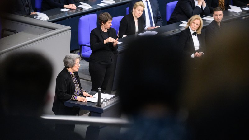 Die Holocaust-Überlebende Rozette Kats spricht bei der Gedenkstunde für die Opfer des Nationalsozialismus im Bundestag.