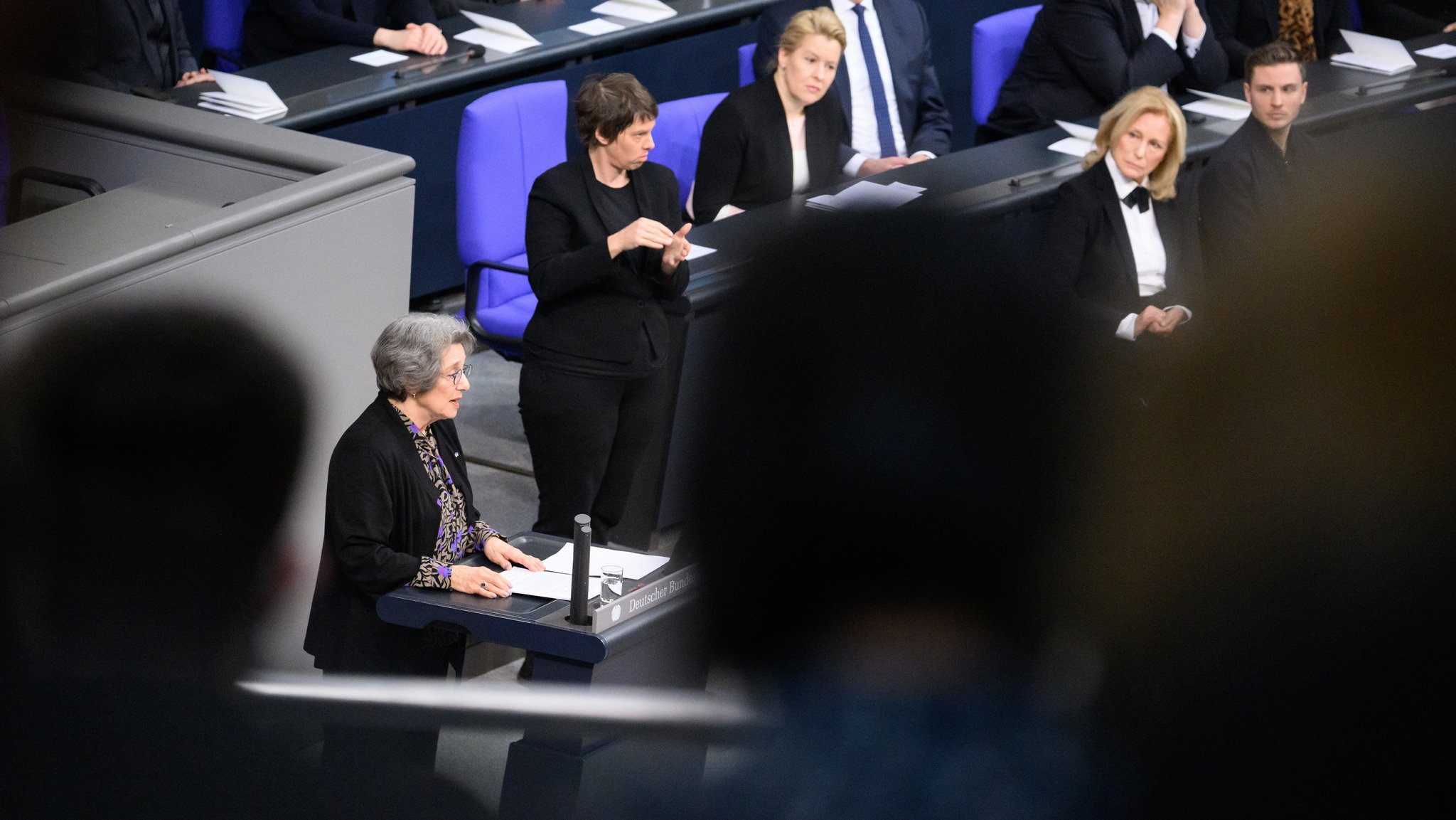 Die Holocaust-Überlebende Rozette Kats spricht bei der Gedenkstunde für die Opfer des Nationalsozialismus im Bundestag.