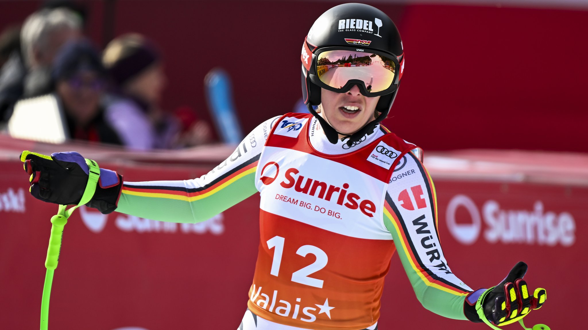 Kira Weidle ratlos im Ziel von Crans Montana