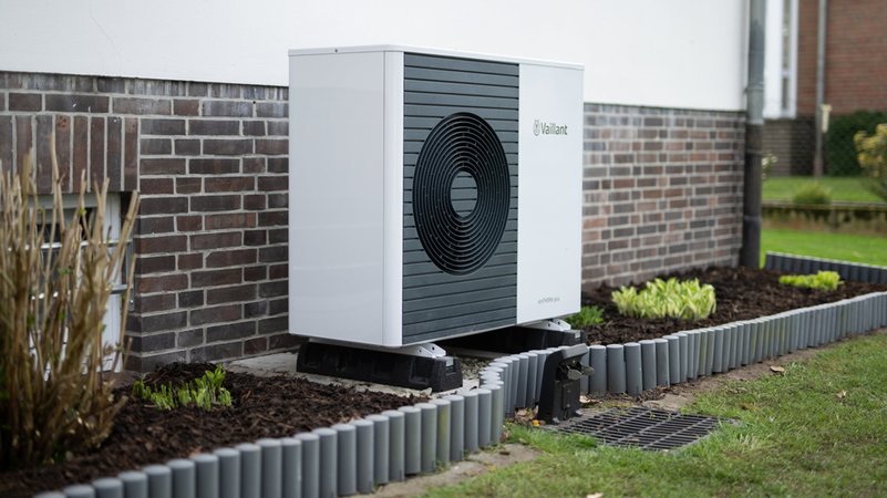 Wärmepumpe neben Hauswand | Bild: dpa-Bildfunk/Daniel Reinhardt Wärmepumpe neben Hauswand
