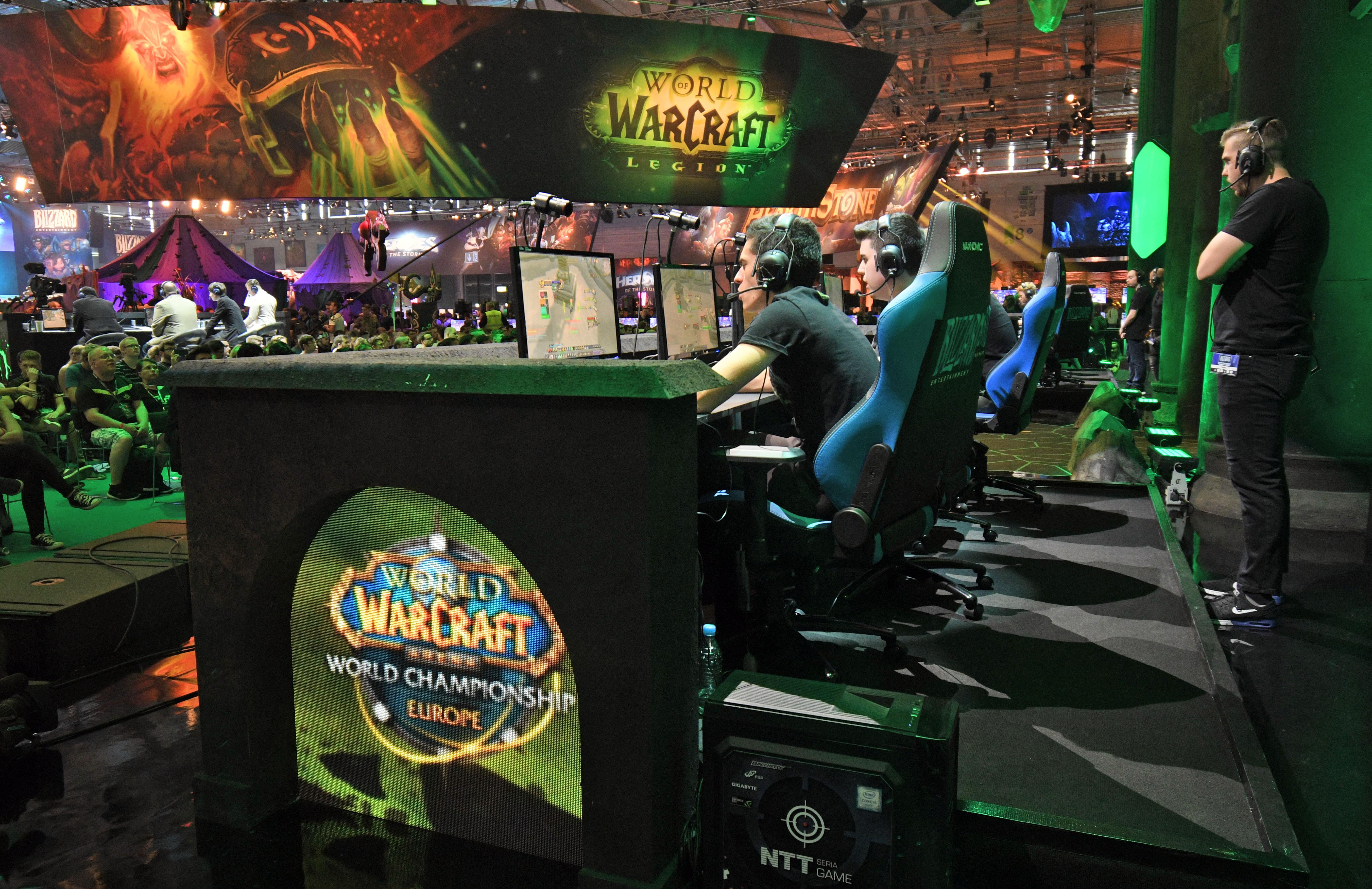 Besucher spielen auf der Spielemesse Gamescom in Köln "World of Warcraft".
