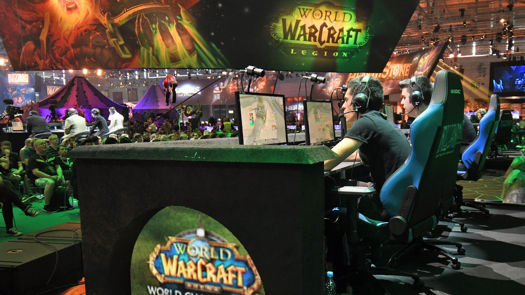 Besucher spielen auf der Spielemesse Gamescom in Köln "World of Warcraft".