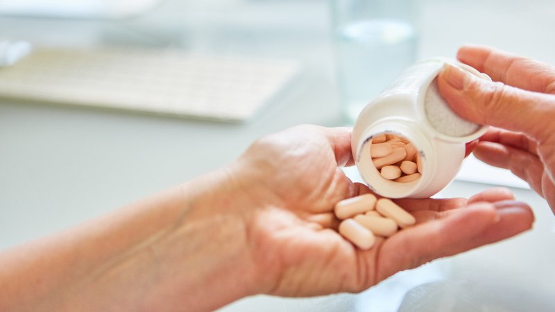 Symbolbild: Ein Mensch öffnet eine Dose mit Placebo-Medikamenten | Bild: picture alliance / Zoonar | Robert Kneschke Symbolbild: Ein Mensch öffnet eine Dose mit Placebo-Medikamenten