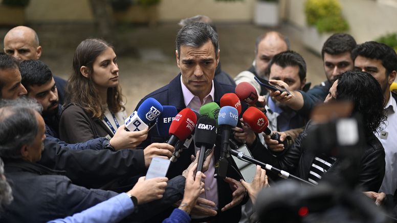Spaniens Regierungschef Pedro Sánchez spricht am Sonntag vor der Presse. | Bild:pa/Burak Akbulut