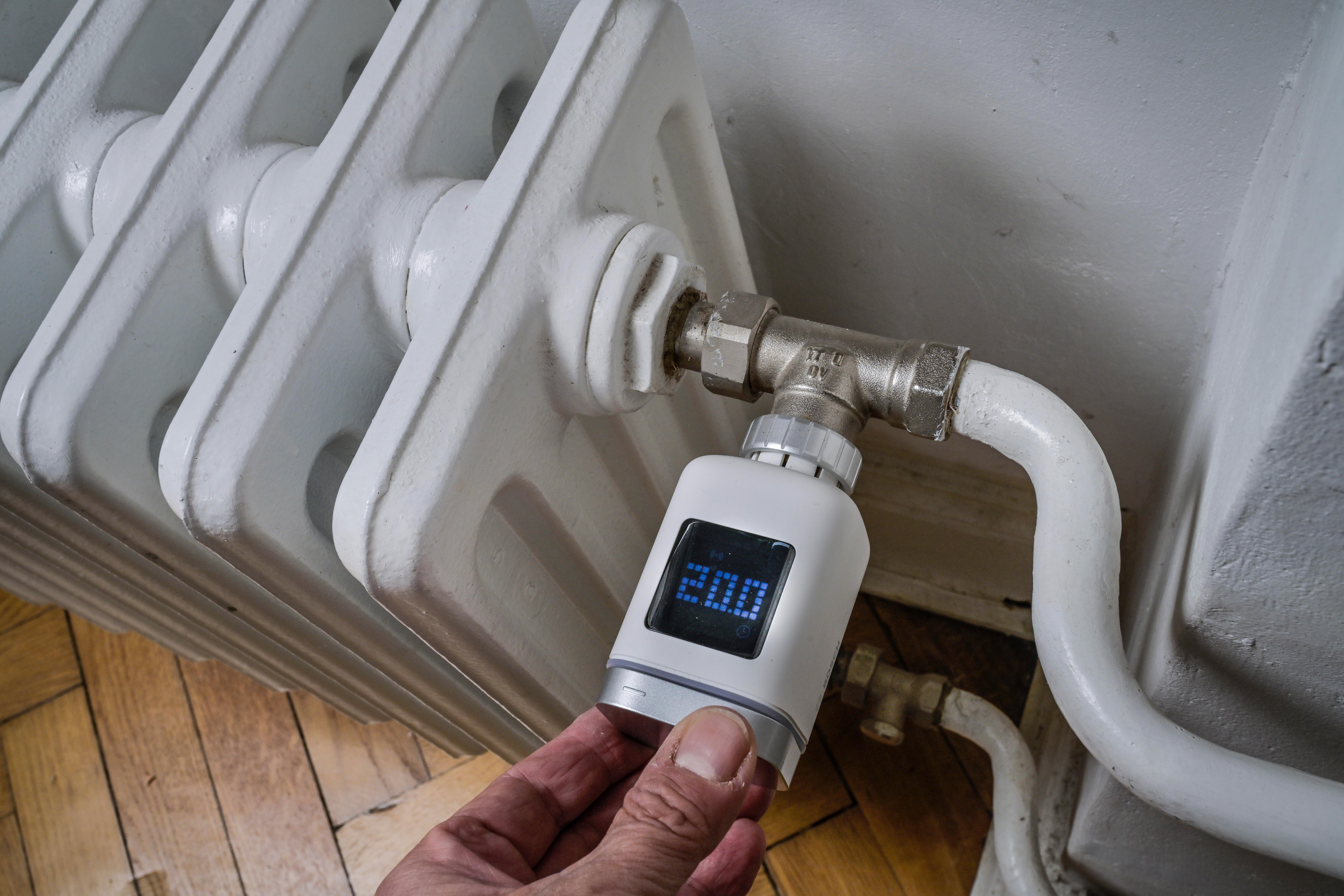 Ein smarter Thermostat an einer Heizung