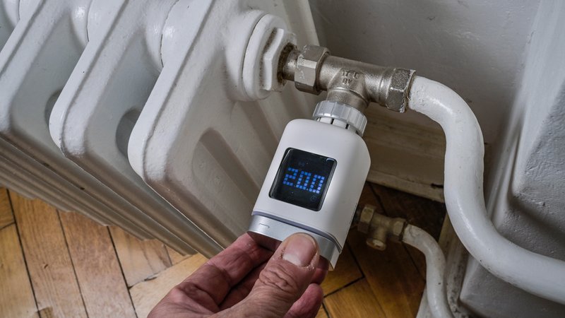 Ein smarter Thermostat an einer Heizung | Bild: picture alliance / Schoening | Schoening Ein smarter Thermostat an einer Heizung