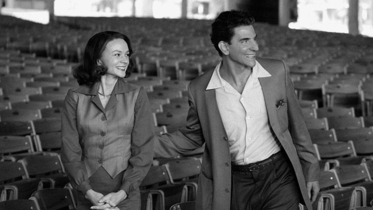 Carey Mulligan als Felicia Montealegre und Bradley Cooper als Leonard Bernstein in einer Szene aus dem Film "Maestro"