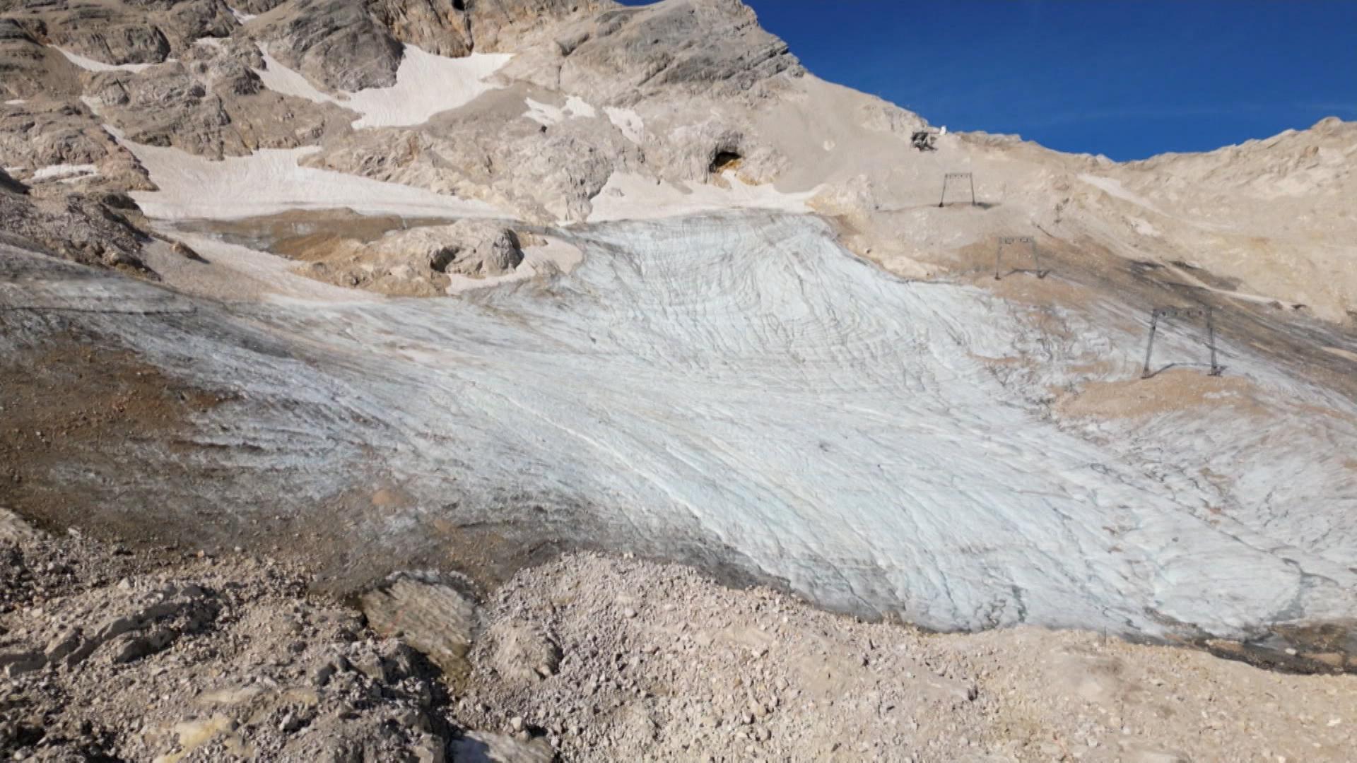 Der Höllentalferner im Westen des Wettersteingebirges. Der Gletscher befindet sich vor Sonneneinstrahlung gut geschützt zwischen den Riffelwandspitzen und der Zugspitze in einem Felskessel – und wird dennoch bald abgeschmolzen sein.