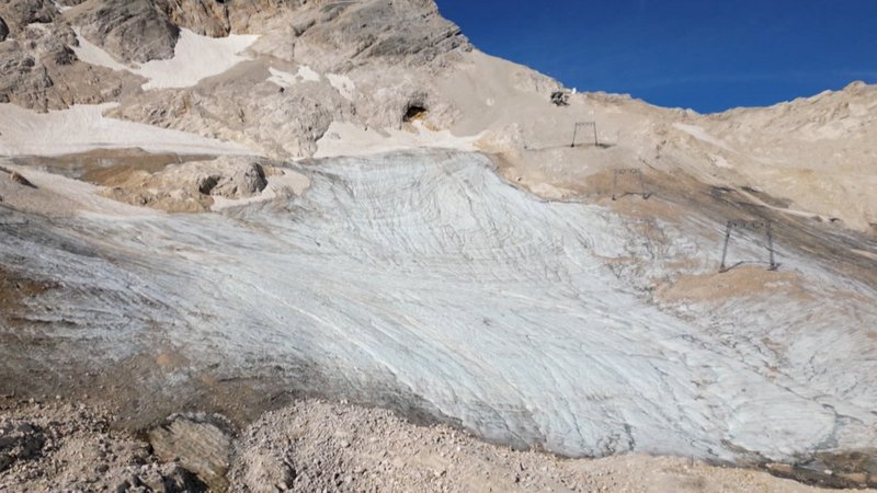 Der Höllentalferner im Westen des Wettersteingebirges. Der Gletscher befindet sich vor Sonneneinstrahlung gut geschützt zwischen den Riffelwandspitzen und der Zugspitze in einem Felskessel – und wird dennoch bald abgeschmolzen sein. | Bild: BR24 Der Höllentalferner im Westen des Wettersteingebirges. Der Gletscher befindet sich vor Sonneneinstrahlung gut geschützt zwischen den Riffelwandspitzen und der Zugspitze in einem Felskessel – und wird dennoch bald abgeschmolzen sein.