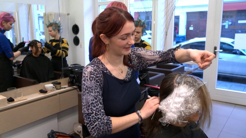 Auszubildende im Friseurhandwerk | Bild: Bayerischer Rundfunk 2025 Auszubildende im Friseurhandwerk