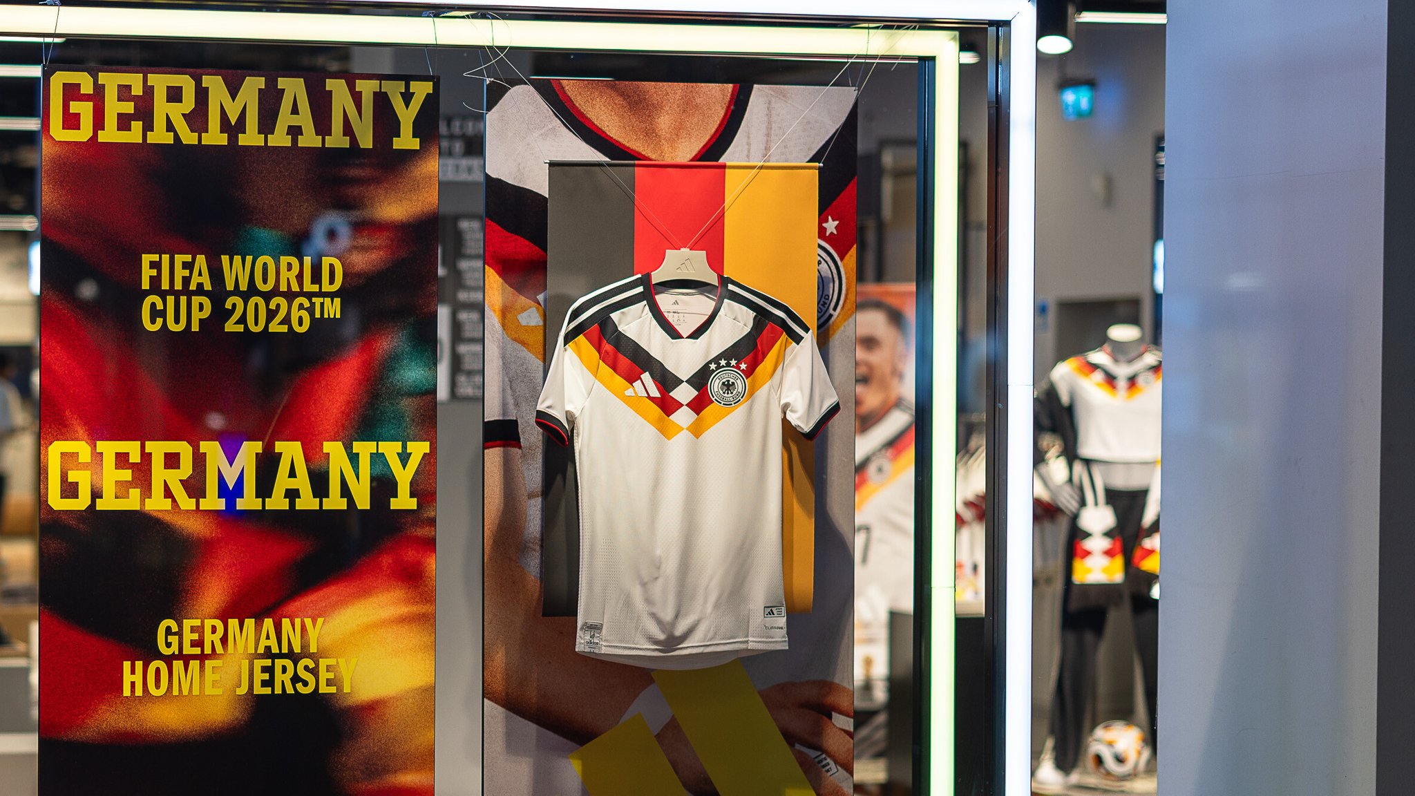 Ein Sportgeschäft in Nürnberg praäentiert im Schaufenster das neue Heimtrikot der deutschen Fußballnationalmannschaft fuer die FIFA Fußball-Weltmeisterschaft 2026.