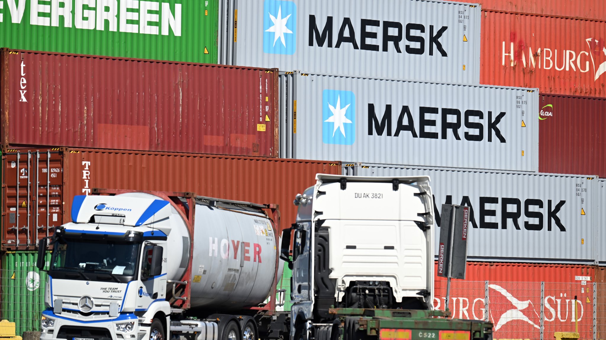 Container und Lastwagen im Duisburger Hafen | Bild: picture alliance/dpa | Federico Gambarini Container und Lastwagen im Duisburger Hafen