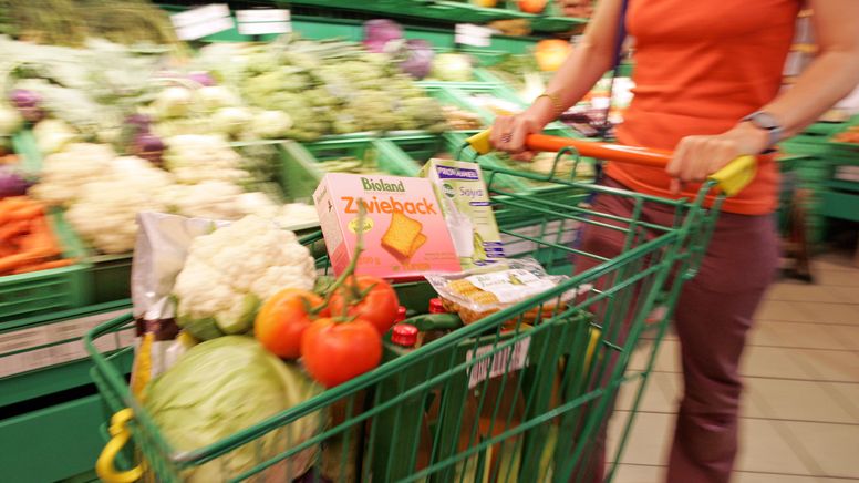 Einkaufswagen gefüllt mit Bio-Lebensmitteln im Bio-Supermarkt | Bild:picture alliance / photothek | Ute Grabowsky