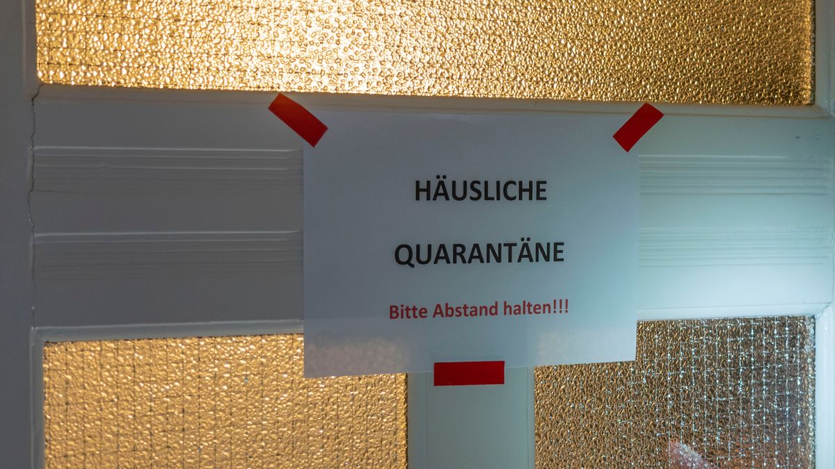 Schild mit der Aufschrift "Häusliche Quarantäne"