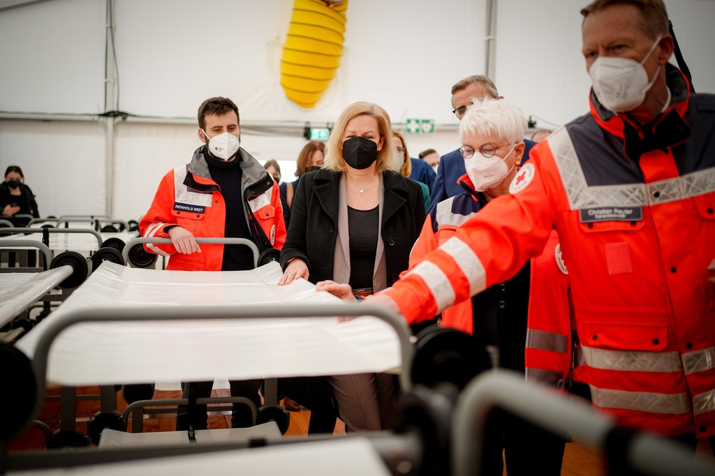 Bundesinnenministerin Nancy Faeser (2.v.li) beim Besuch einer Berliner Notunterkunft für Kriegsgeflüchtete aus der Ukraine 