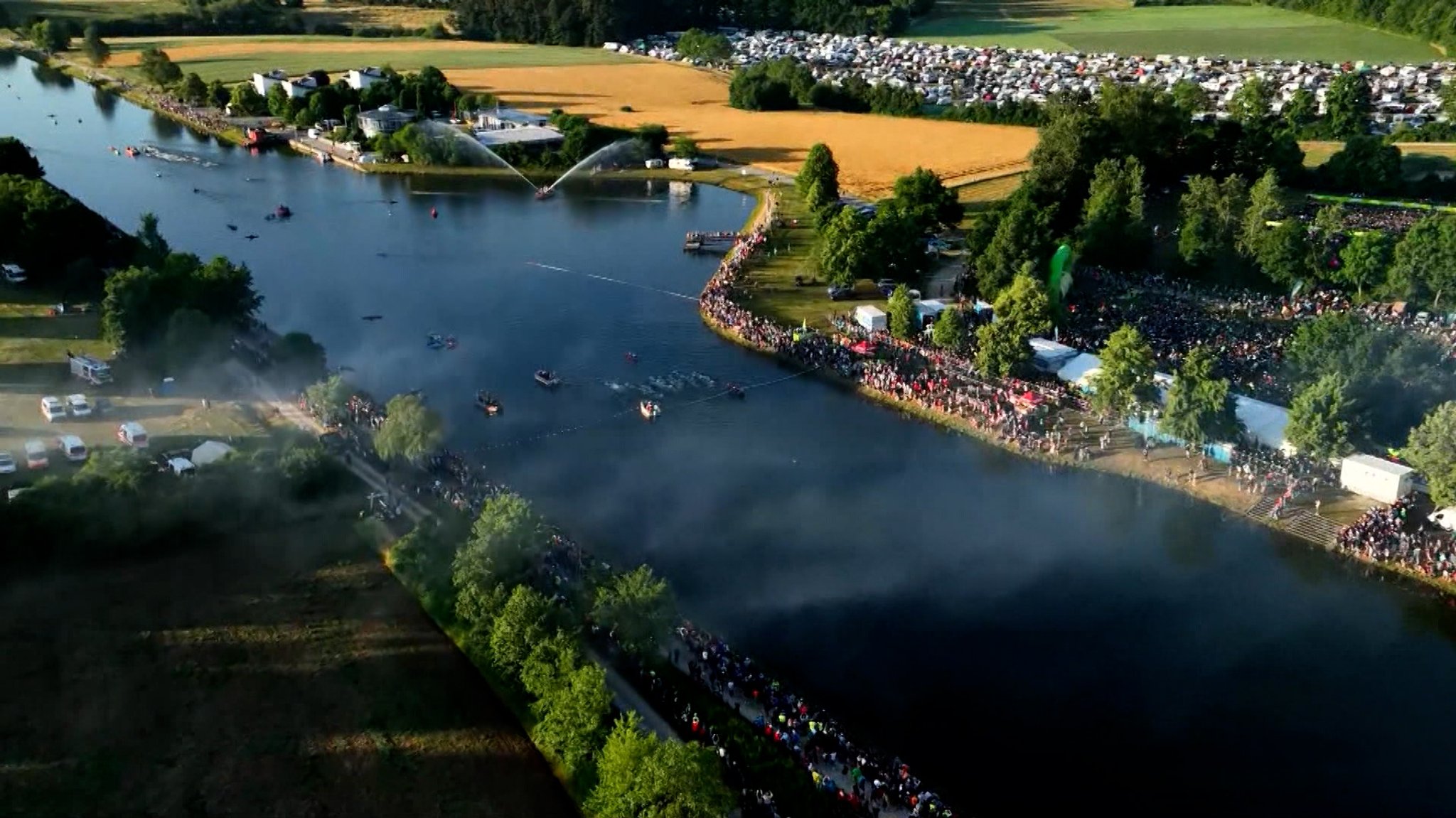 Der Main-Donau-Kanal im Landkreis Roth von oben.