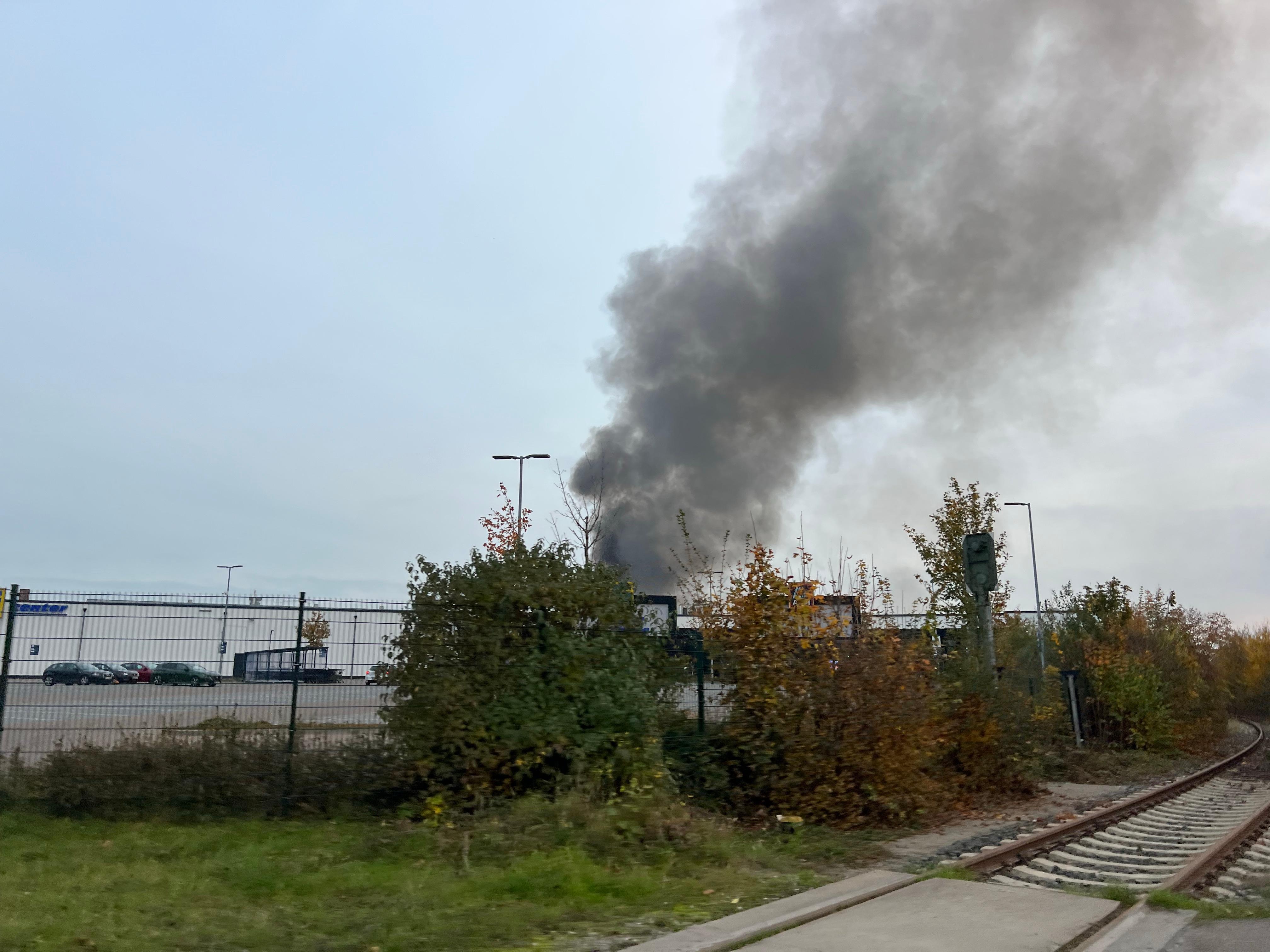 Dunkler Rauch steigt über dem Einsatzgelände auf.