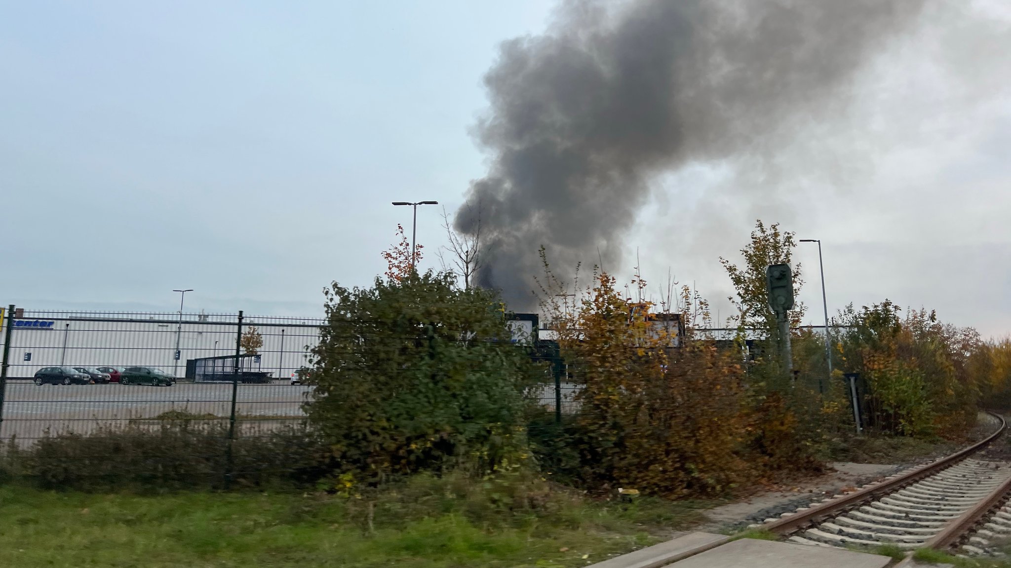 Großbrand in Rothenburg: Zwei Lagerhallen in Flammen