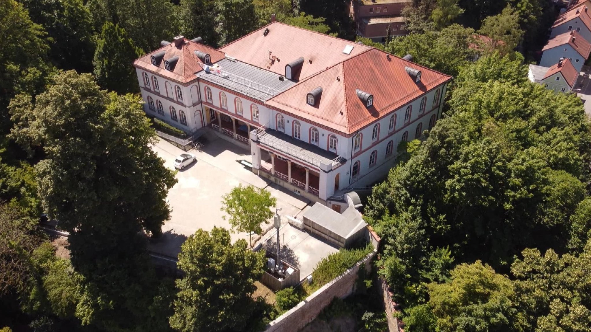 Das geschichtsträchtige Ottonianum liegt in einer grünen Oase auf halbem Weg zwischen Altstadt und Burg Trausnitz. 