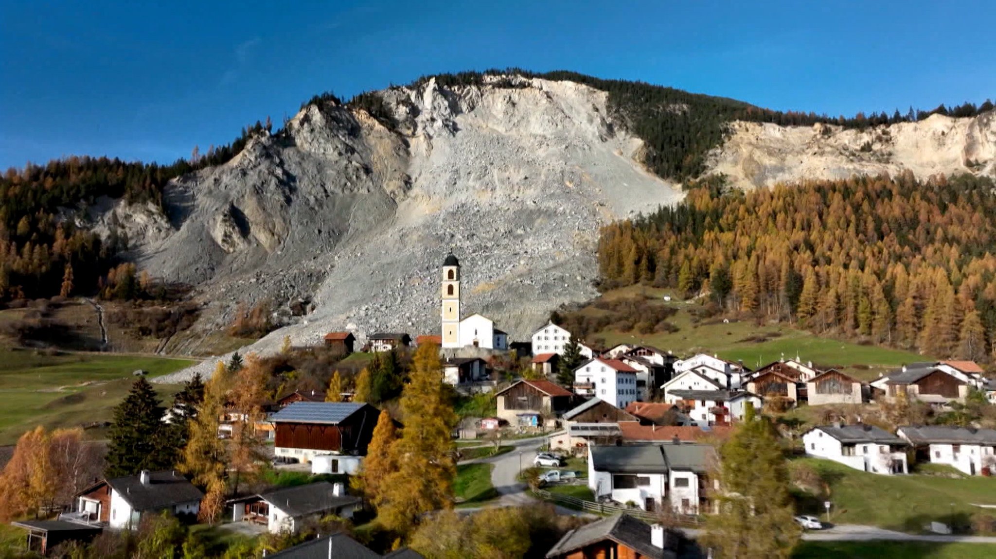 Der Schweizer Ort Brienz mit dem Schuttberg im Hintergrund