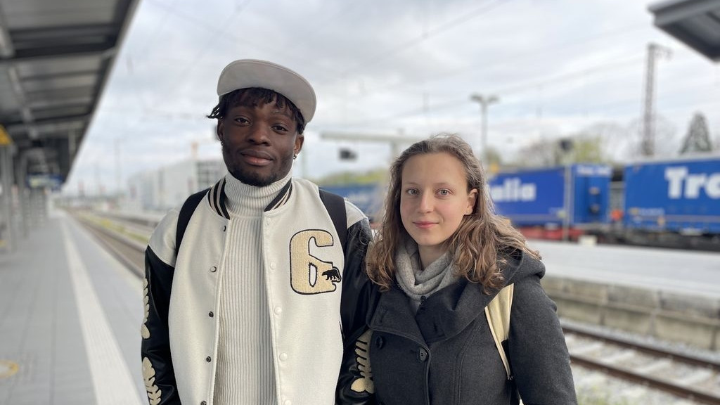 Osaivbie "Kelvin" Ekogiawe mit seiner Freundin Elisa Goldberg | Bild: BR/ Pirmin Breninek Osaivbie "Kelvin" Ekogiawe mit seiner Freundin Elisa Goldberg
