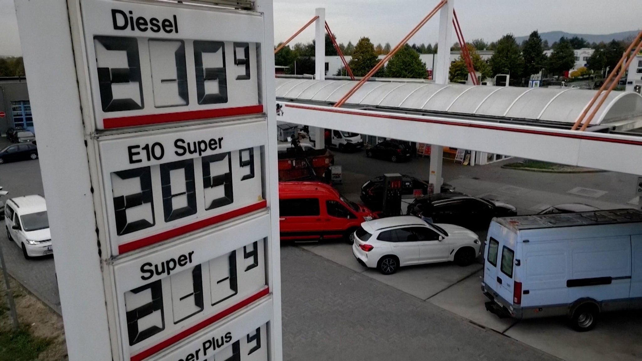 Beim letzten Tankrabatt kamen von der Steuerentlastung von 17 Cent je Liter unterschiedlich hohe Beträge bei den Verbrauchern an. | Bild: Bayerischer Rundfunk 2026 Beim letzten Tankrabatt kamen von der Steuerentlastung von 17 Cent je Liter unterschiedlich hohe Beträge bei den Verbrauchern an.