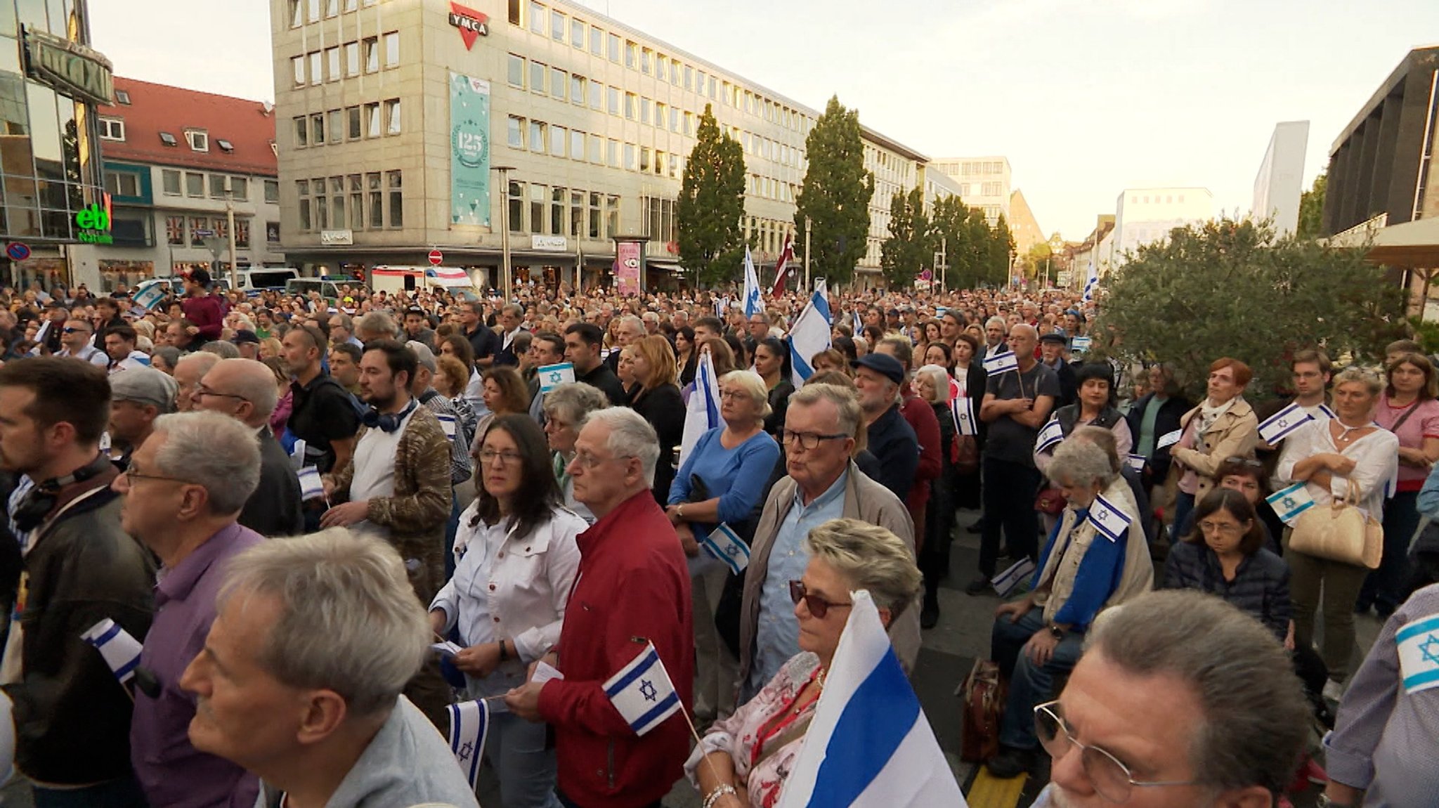 Menschen auf einer Kundgebung