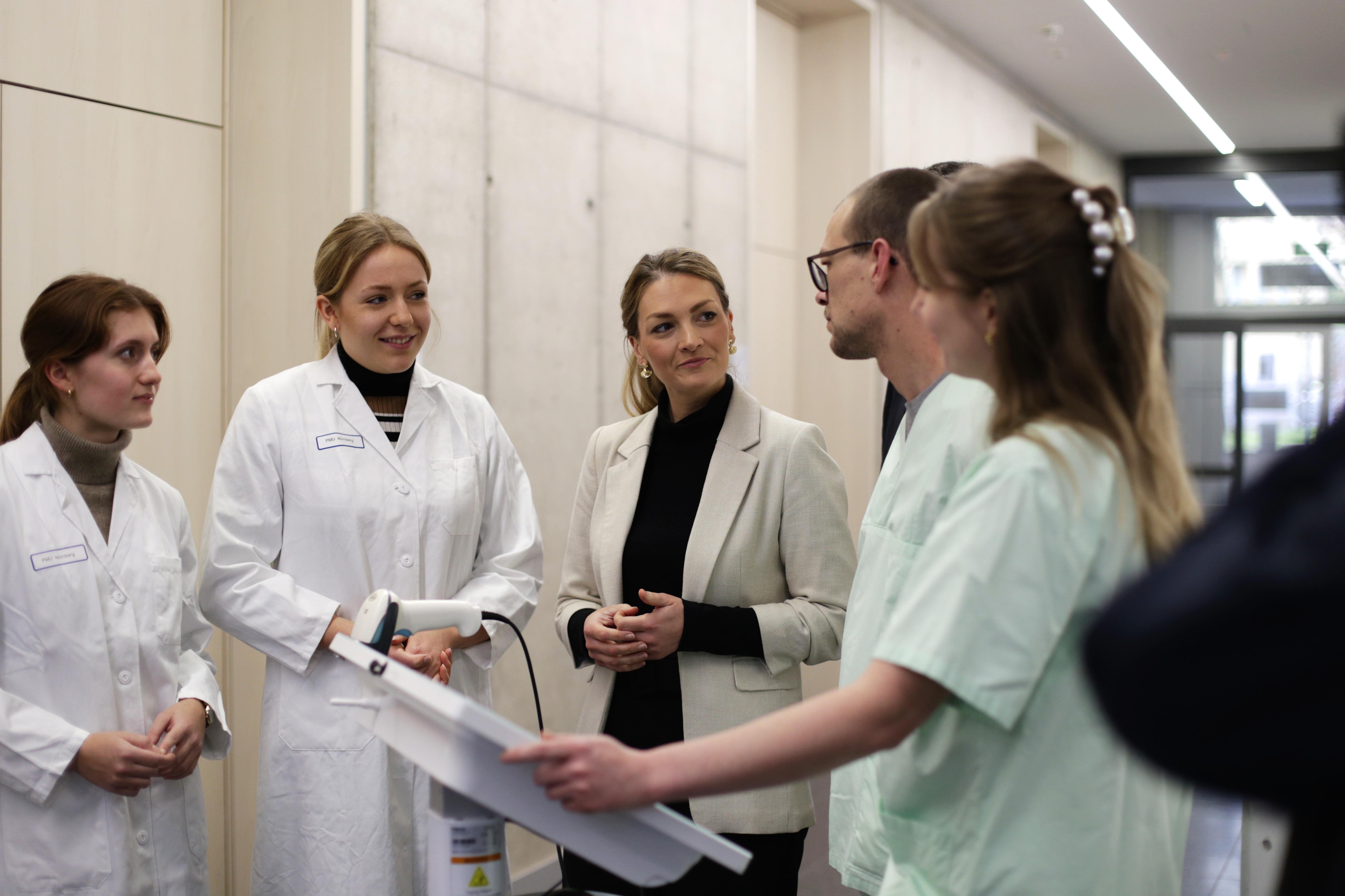 Gesundheitsministerin Judith Gerlach (CSU) im Klinikum Nürnberg