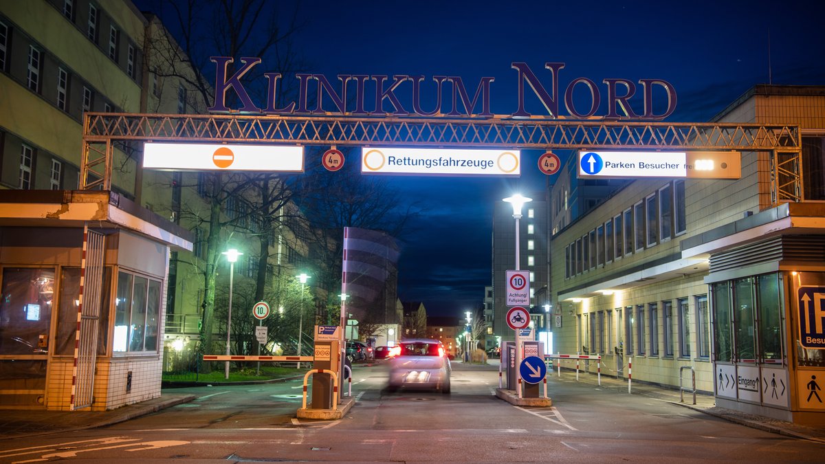 Das Nürnberger Nord Klinikum bei Nacht mit starker Beleuchtung