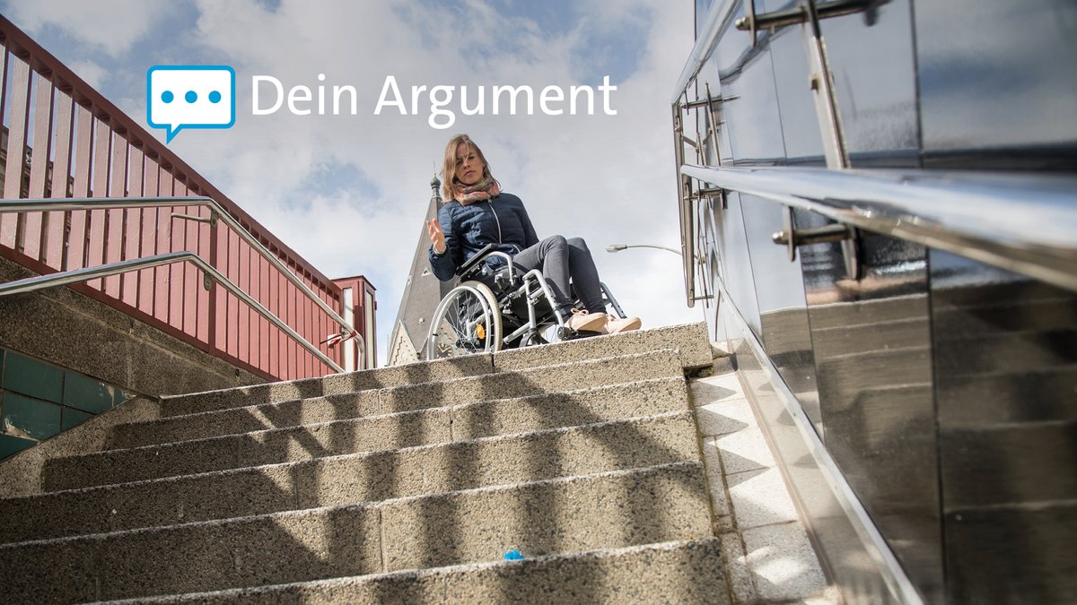 Eine Frau im Rollstuhl steht vor einer Treppe. (Symbolbild)