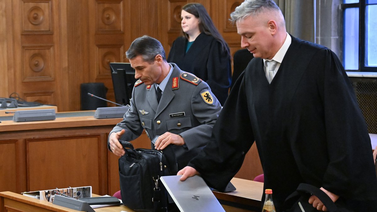 02.02.2024: Brigadegeneral Markus Kreitmayr (l), ehemaliger KSK-Kommandeur, steht mit seinem Verteidiger im Gerichtssaal.