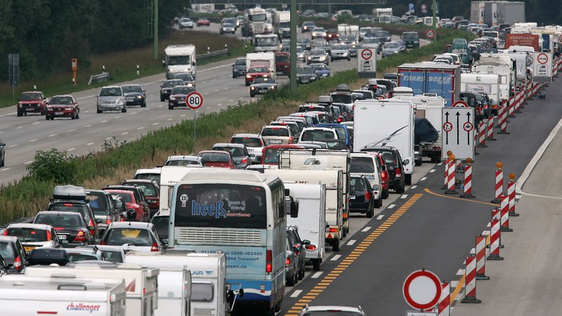 Verkehr staut sich auf der A8 bei Holzkirchen. | Bild: picture-alliance/ dpa | Frank Leonhardt Verkehr staut sich auf der A8 bei Holzkirchen.