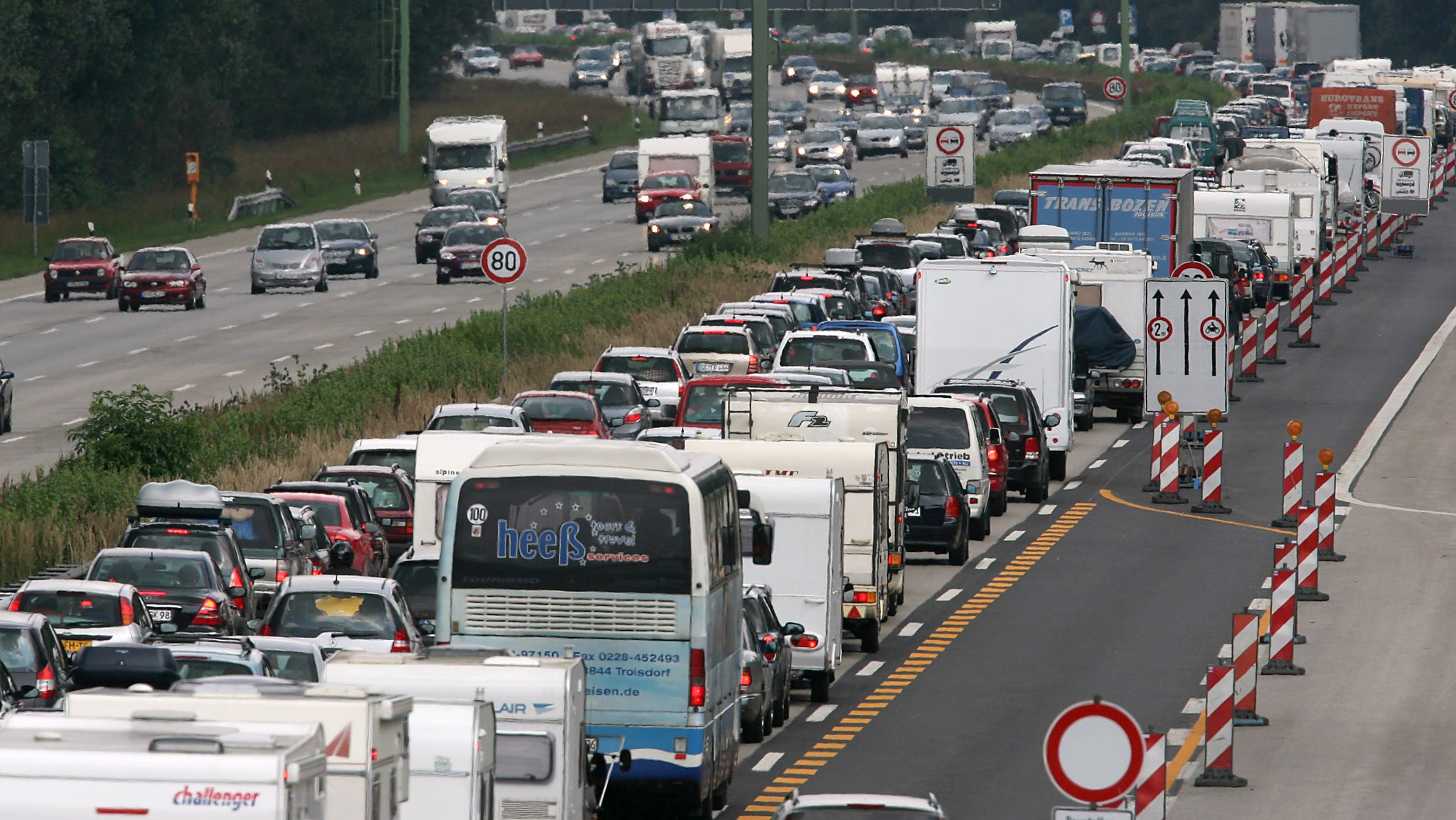 Verkehr staut sich auf der A8 bei Holzkirchen. 