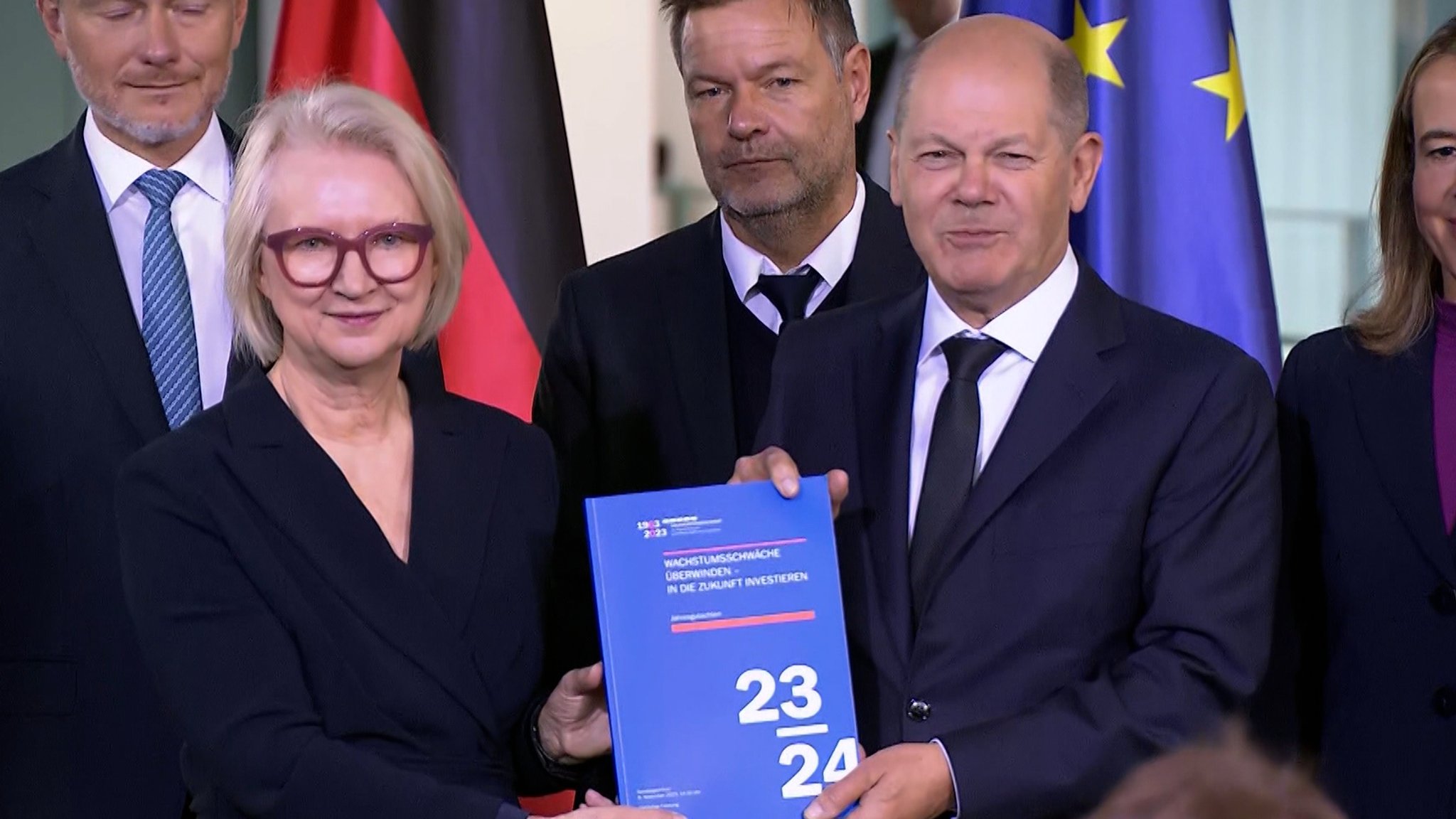 Die Vorsitzende des Sachverständigenrats, Monika Schnitzer mit Bundeskanzler Olaf Scholz, im Hintergrund Christian Lindner und Robert Habeck