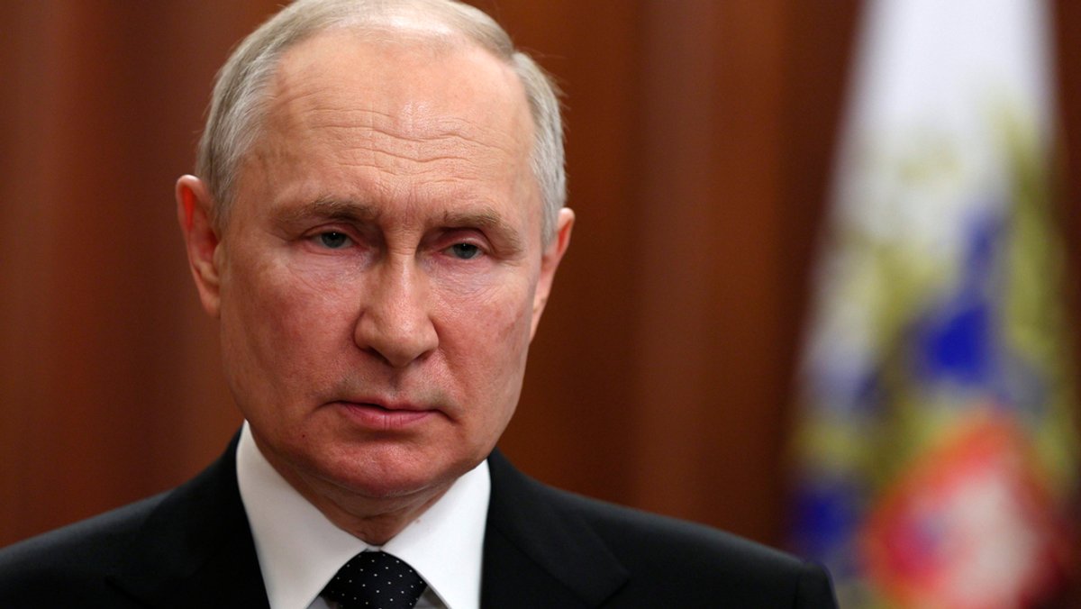 Dieses von der staatlichen russischen Nachrichtenagentur Sputnik via AP veröffentlichte Foto zeigt Wladimir Putin, Präsident von Russland, während einer Ansprache an die Nation.