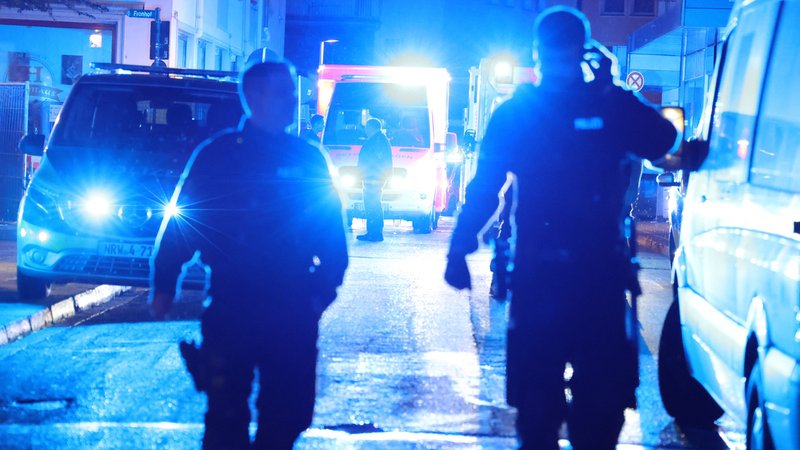 Polizei steht in der Nähe des Einsatzortes. Bei einer Attacke auf der 650-Jahr-Feier der Stadt hat es Todesopfer und Verletzte gegeben. Die Tatwaffe sei mutmaßlich ein Messer gewesen, hieß es aus Polizeikreisen. Die Polizei löste Großalarm aus. | Bild: picture alliance/dpa | Gianni Gattus Polizei steht in der Nähe des Einsatzortes. Bei einer Attacke auf der 650-Jahr-Feier der Stadt hat es Todesopfer und Verletzte gegeben. Die Tatwaffe sei mutmaßlich ein Messer gewesen, hieß es aus Polizeikreisen. Die Polizei löste Großalarm aus.