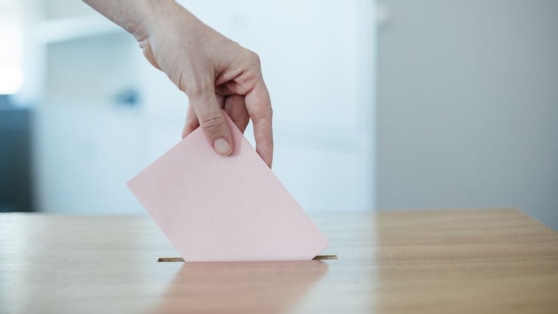 (Symbobild) Zettel in Wahlurne | Bild: BR/Julia Müller (Symbobild) Zettel in Wahlurne